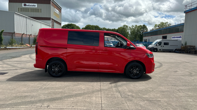 Volkswagen Transporter T32 Swb Diesel 2.0 TDI 170 Commerce Pro Kombi Van Auto [5 Plus] - Image 4